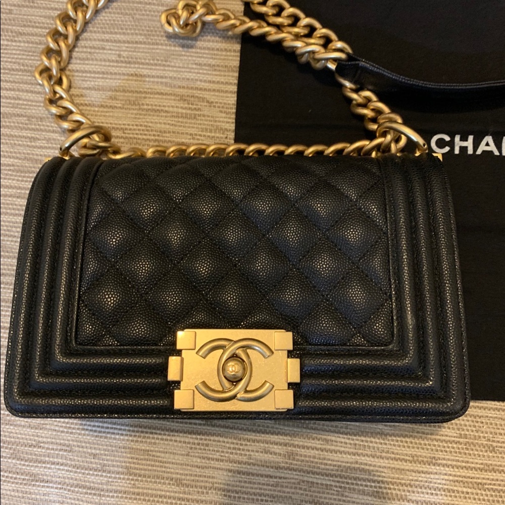 Chanel caviar médium boy flap black